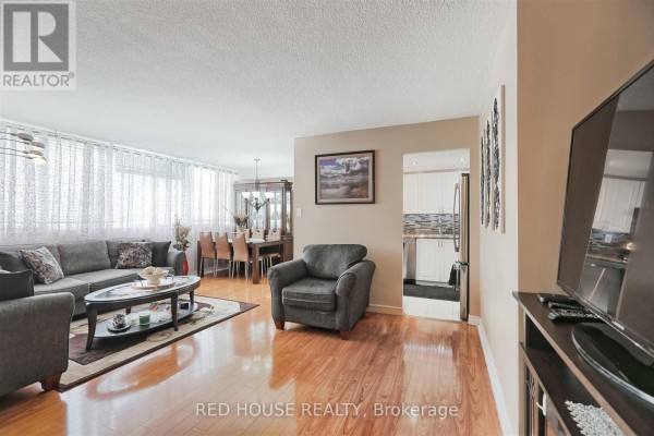 Dining room - 705 - 3590 Kaneff Crescent, Mississauga, ON L5A3X3 Photo 3