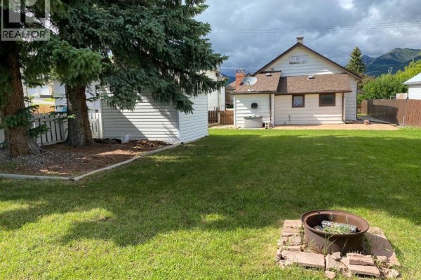 Eat in kitchen - 705 227 Street, Hillcrest, AB T0K1C0 Photo 2