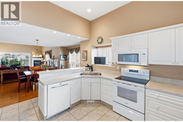 Kitchen - 705 Balsam Avenue Unit# 108, Penticton, BC V2A9B7 Photo 4