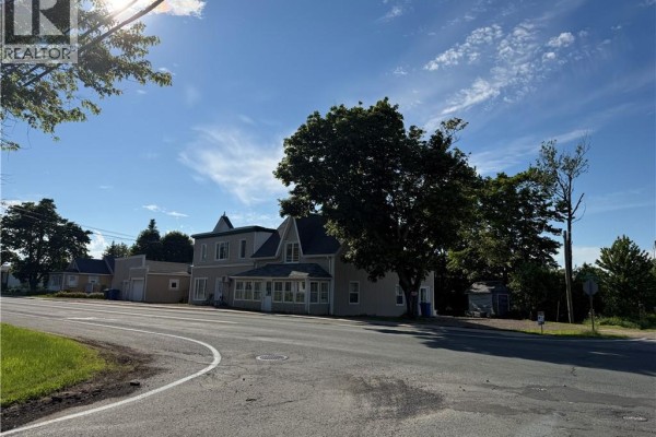707 Boulevard St-pierre Ouest, Caraquet, NB E1W1A1 Photo 3