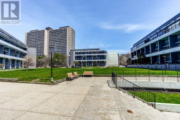 708 - 10 Sunny Glenway, Toronto, ON, photo 2