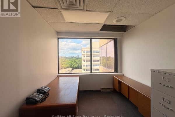 708 - 255 Duncan Mill Road, Toronto, ON M3B3H9 Photo 4
