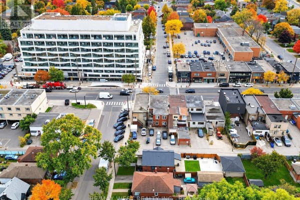 708 The Queensway, Toronto, ON M8Y1L3 Photo 3