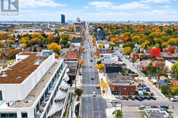 708 The Queensway, Toronto, ON M8Y1L3 Photo 4