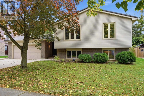 708 Village Green Avenue, London South, ON N6K1H2 Photo 2