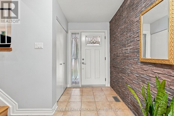 708 Village Green Avenue, London South, ON N6K1H2 Photo 4