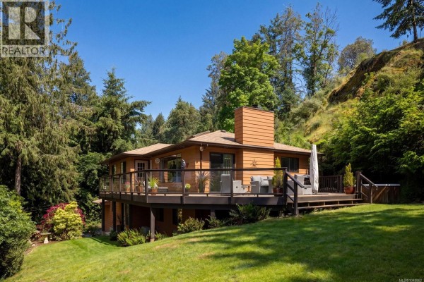 7084 Willis Point Rd, Central Saanich, BC, photo 2