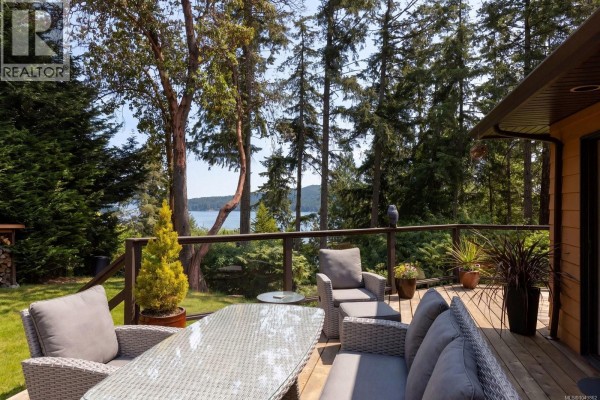 7084 Willis Point Rd, Central Saanich, BC, photo 3