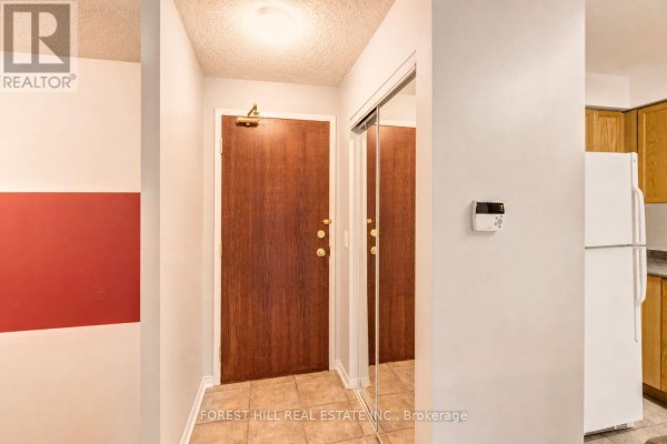 Kitchen - 709 - 17 Michael Power Place, Toronto, ON M9A5G5 Photo 3