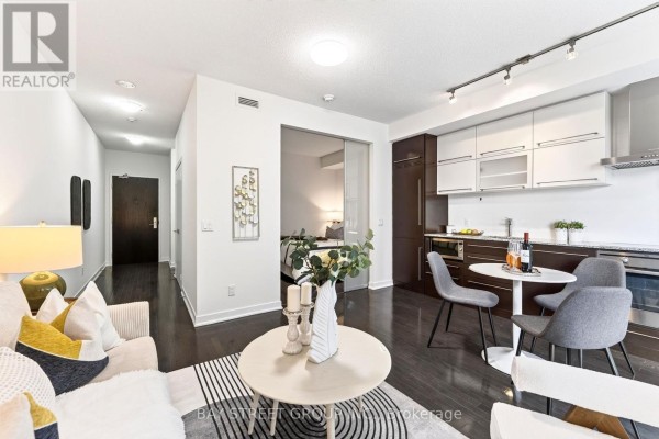 709 - 770 Bay Street, Toronto, ON M5G0A6 Photo 4