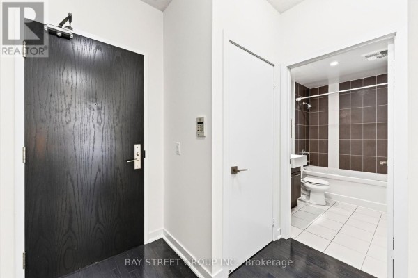 709 - 770 Bay Street, Toronto, ON M5G0A6 Photo 5