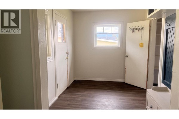 Full bathroom - 709 4th Street Nw, Cranbrook, BC V1C4A3 Photo 5