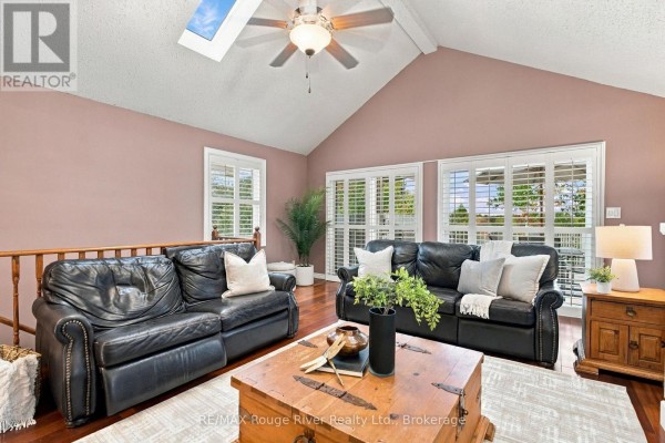 Living room - 709 Athol Street, Whitby, ON L1N4A1 Photo 4