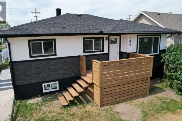 Living room/Dining room - 709 Centre Street, Hanna, AB T0J1P0 Photo 2