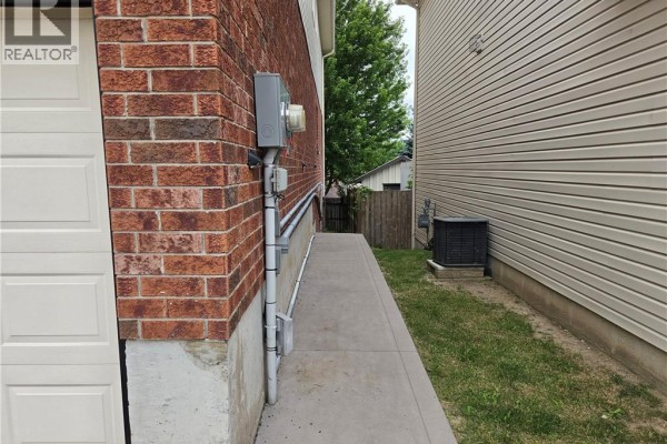 709 Windflower Crescent, Kitchener, ON N2E4B3 Photo 4