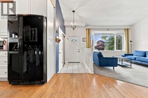 Foyer - 71 Hawkhill Way Nw, Calgary, AB T3G3A3 Photo 4