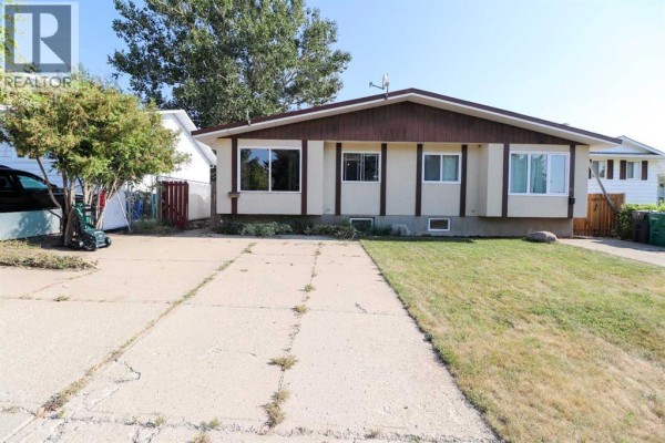 71 Laval Boulevard W, Lethbridge