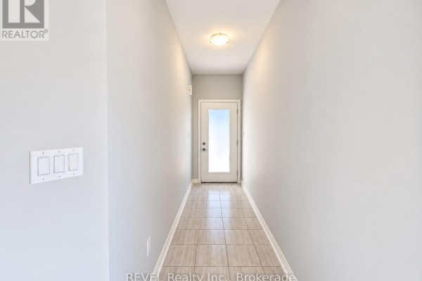 71 #upper - 4552 Portage Road, Niagara Falls, ON L2E6A8 Photo 3