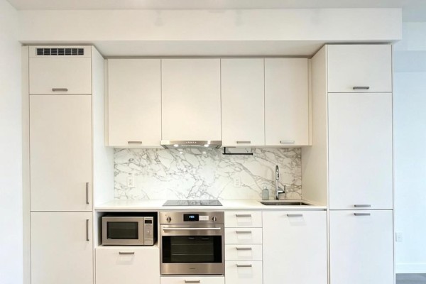 710 - 10 Honeycrisp Crescent, Vaughan, ON L4K0M8 Photo 2