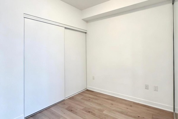 710 - 10 Honeycrisp Crescent, Vaughan, ON L4K0M8 Photo 5
