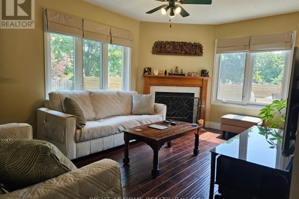 Family room - 710 Ashprior Avenue, Mississauga, ON L5R3N8 Photo 4