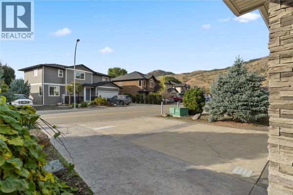 Living room - 710 Hayward Place, Kamloops, BC V2B0G1 Photo 5