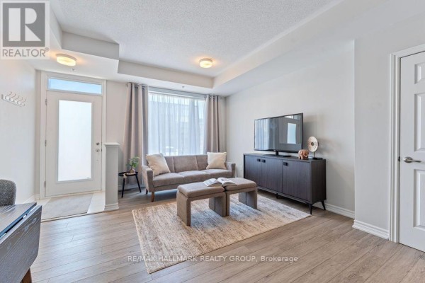 Living room - 710 Kizis Private, Ottawa, ON K1K5A8 Photo 2