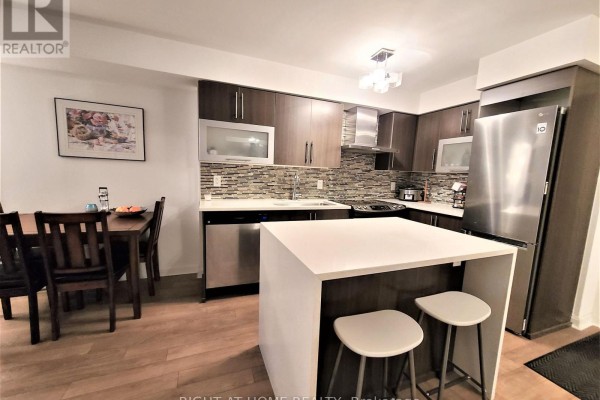 Kitchen - 711 - 1 Michael Power Place, Toronto, ON M9A0A1 Photo 3