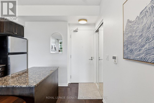Kitchen - 711 - 215 Fort York Boulevard, Toronto, ON M5V4A2 Photo 2