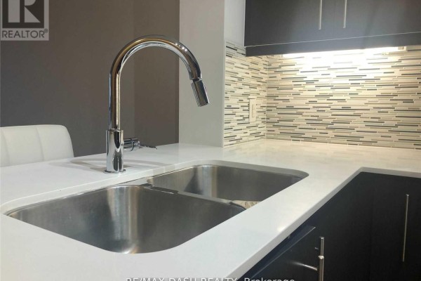 711 - 55 Oneida Crescent, Richmond Hill, ON L4B4T9 Photo 5