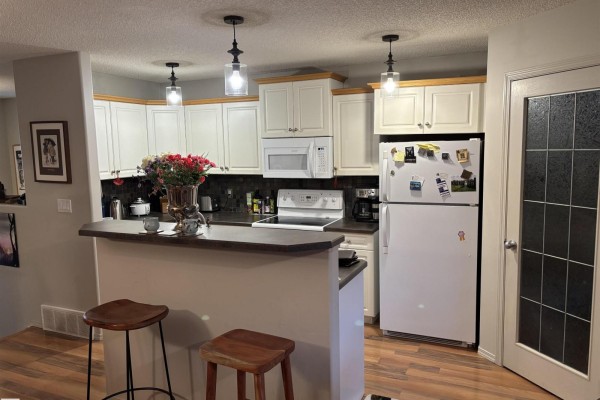 Kitchen - 711 Kananaskis Dr, Devon, AB T9G2G7 Photo 3