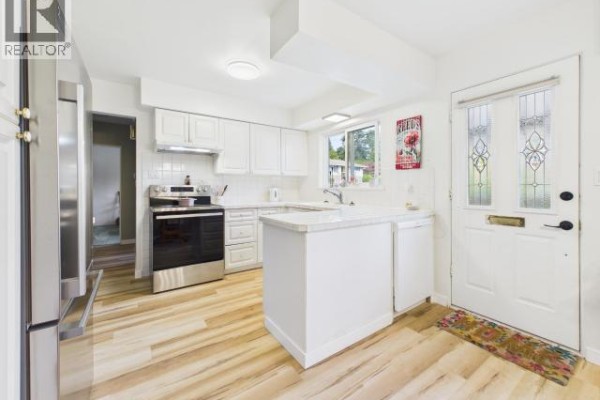 Kitchen - 7110 Tahsis Street, Powell River, BC V8A1G5 Photo 3