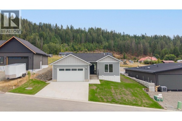 Full ensuite bathroom - 712 Mountain View Crescent, Creston, BC V0B1G5 Photo 2