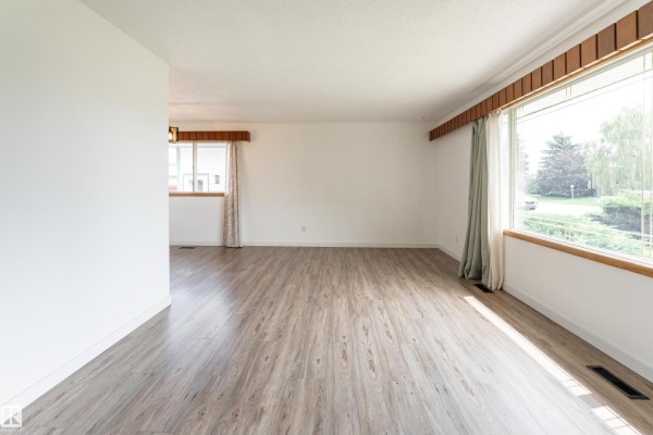 Kitchen - 7120 139 Av Nw, Edmonton, AB T5C2M2 Photo 3