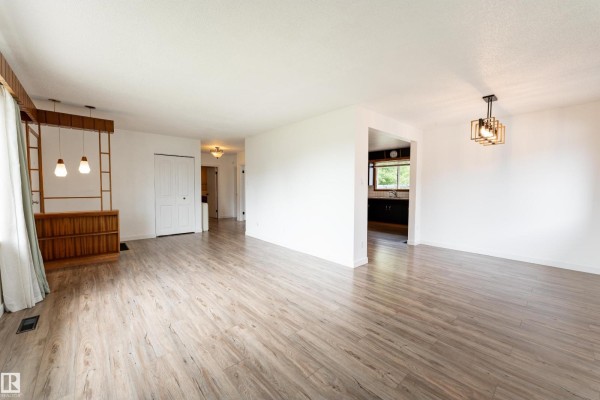 Primary Bedroom - 7120 139 Av Nw, Edmonton, AB T5C2M2 Photo 4