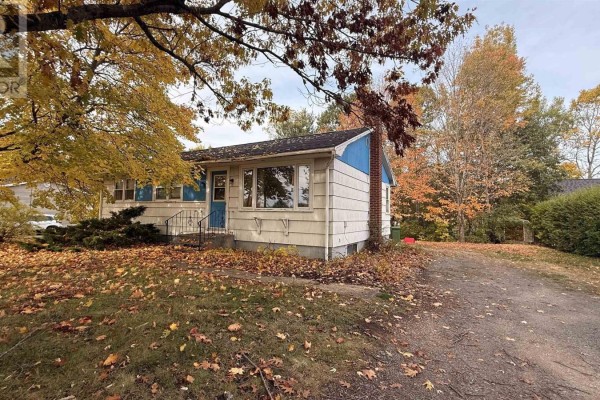 Living room - 7129 Highway 1, Coldbrook, NS B4R1C1 Photo 3