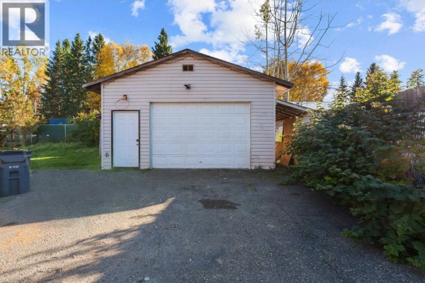 Kitchen - 7139 Glenview Drive, Prince George, BC V2K2P2 Photo 2