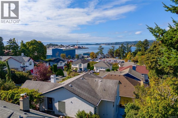 715 Luscombe Pl, Esquimalt, BC V9A7L6 Photo 2