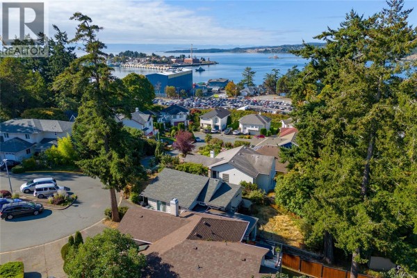 715 Luscombe Pl, Esquimalt, BC V9A7L6 Photo 4