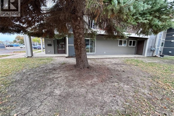 Living room - 716 425 115th Street E, Saskatoon, SK S7N2E5 Photo 2