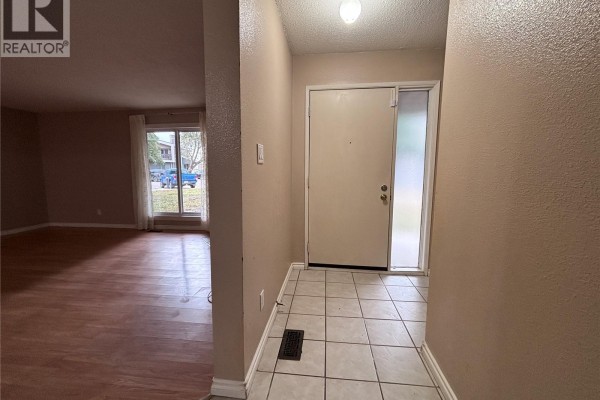 Kitchen - 716 425 115th Street E, Saskatoon, SK S7N2E5 Photo 3