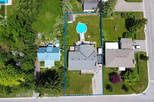 Aerial view of a rectangular lot with a house, swimming pool, and surrounding trees. - 716 Monsarrat Avenue, London East