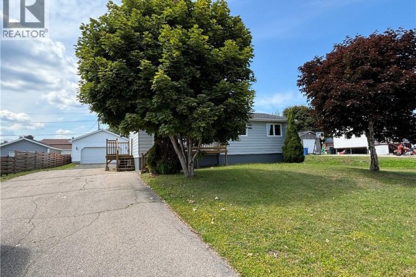 Bath (# pieces 1-6) - 716 Rue Mgr Lanteigne, Petit Rocher, NB E8J1E7 Photo 4