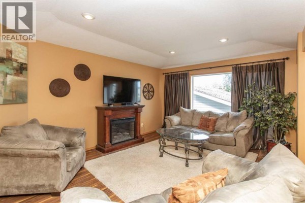 717 Lancaster Drive, Red Deer, AB, photo 2