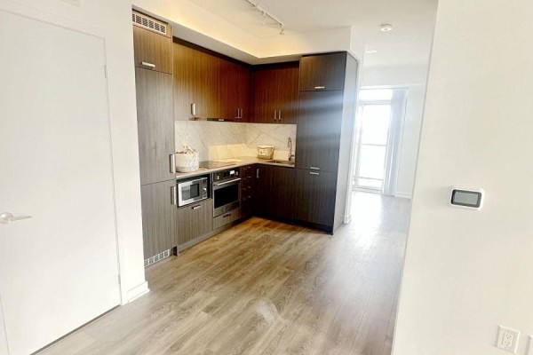 719 - 60 Honeycrisp Crescent, Vaughan, ON L4K0N5 Photo 4
