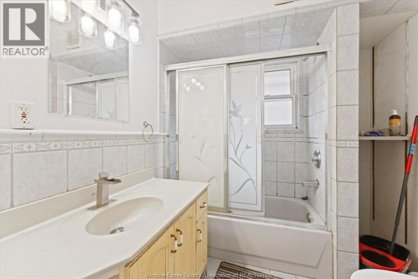 4pc Bathroom - 72-74 Hanna Street East, Windsor, ON N8X2M9 Photo 2