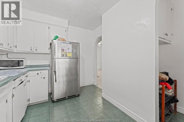 Kitchen - 72-74 Hanna Street East, Windsor, ON N8X2M9 Photo 5