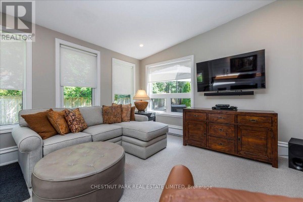 Family room - 72 Burton Avenue, Barrie, ON L4N2R6 Photo 4