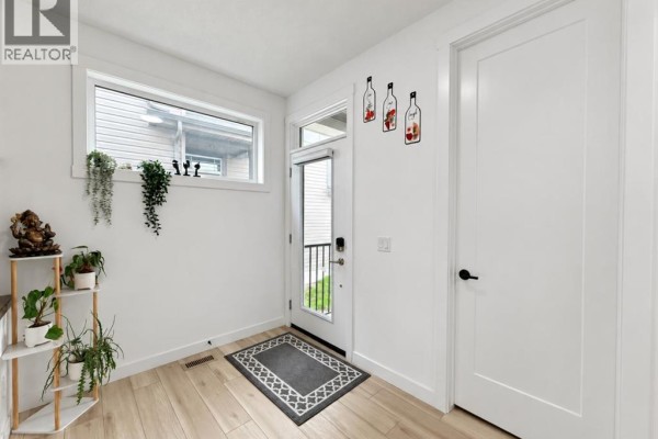 Foyer - 72 Calhoun View Ne, Calgary, AB T3P1T8 Photo 3