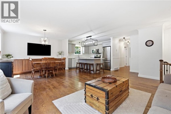 Open concept living room with dining area and kitchen - 72 Crestlynn Crescent Simcoe